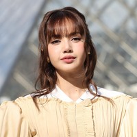 Ia melengkapi penampilannya dengan Berlin Ankle Boots dan Multipass Bag dari Louis Vuitton. Tak kalah gemas, ada detail anting-anting emas berbentuk kubus. Foto: dok. X