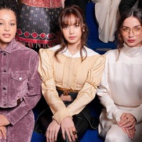 Selama acara berlangsung, Lisa duduk di front row diapit Chase Infiniti dan Ana de Armas. Interaksinya dengan aktris Yaya Urassaya juga mencuri perhatian warganet Thailand. Foto: dok. X