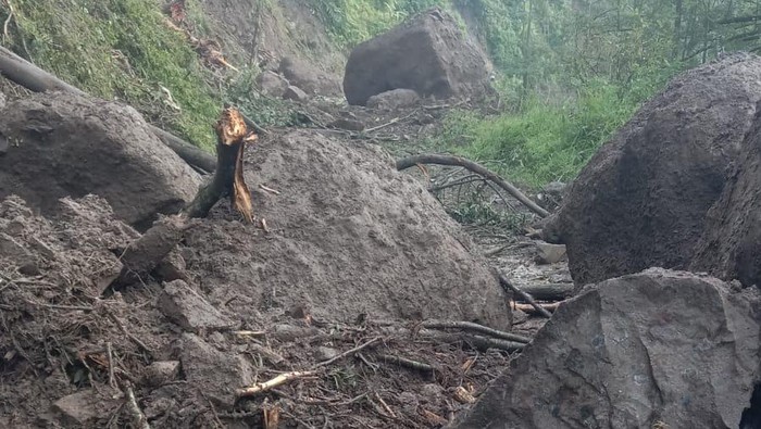 Longsor menutup jalan Desa Tempur-Darmawulan, Kecamatan Keling, Kabupaten Jepara, Selasa (10/3/2026) malam.
