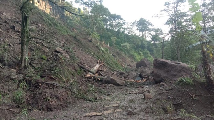 Longsor menutup jalan Desa Tempur-Darmawulan, Kecamatan Keling, Kabupaten Jepara, Selasa (10/3/2026) malam.
