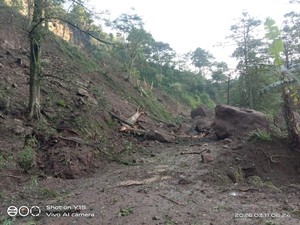 Batu Raksasa Longsor Tutup Akses Jalan Tempur-Damarwulan Jepara