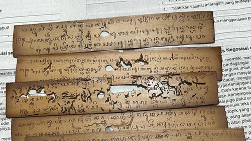 Lontar di Desa Pupuan, Tabanan, dalam kondisi rusak. (Istimewa)