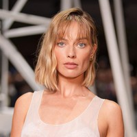 Rambut barunya ditata sedikit berantakan dengan poni pendek yang jatuh tepat di atas alis. Meski lebih pendek, warna pirang khasnya tetap dipertahankan, dengan highlight keemasan yang memberi dimensi alami pada rambutnya. Foto: WWD via Getty Images/WWD