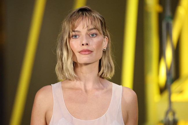 Aktris Margot Robbie tampil dengan gaya baru saat menghadiri fashion show Chanel di Paris Fashion Week. Bintang film Wuthering Heights itu mengejutkan publik dengan potongan rambut bob pendek yang terlihat berbeda dari gaya khasnya selama ini. Foto: WWD via Getty Images/WWD
