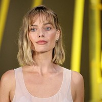Aktris Margot Robbie tampil dengan gaya baru saat menghadiri fashion show Chanel di Paris Fashion Week. Bintang film Wuthering Heights itu mengejutkan publik dengan potongan rambut bob pendek yang terlihat berbeda dari gaya khasnya selama ini. Foto: WWD via Getty Images/WWD