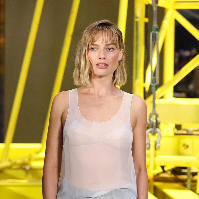 Foto: Margot Robbie Pamer Rambut Bob Pendek di Paris Fashion Week