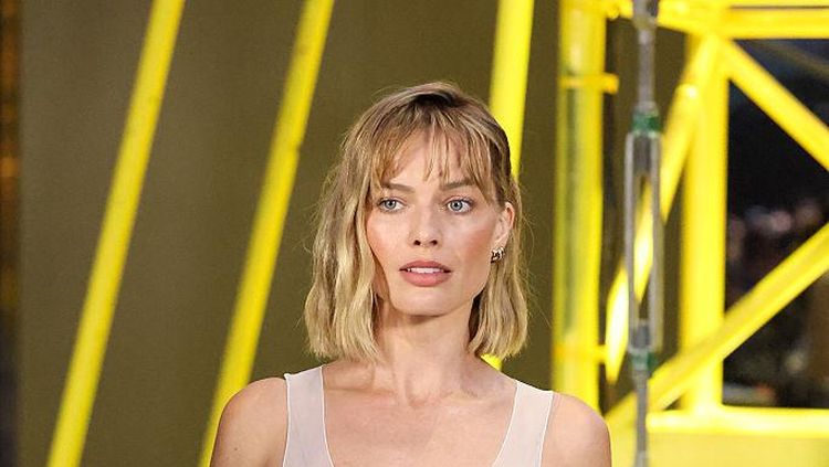 Foto: Margot Robbie Pamer Rambut Bob Pendek di Paris Fashion Week