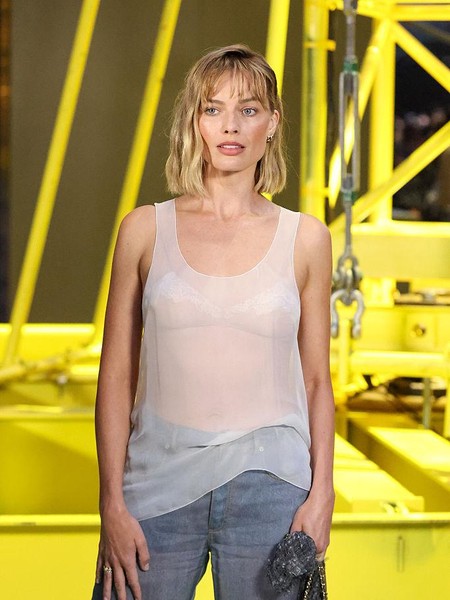 Foto: Margot Robbie Pamer Rambut Bob Pendek di Paris Fashion Week