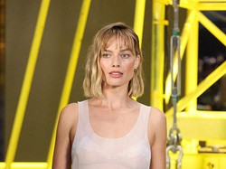 Foto: Margot Robbie Pamer Rambut Bob Pendek di Paris Fashion Week