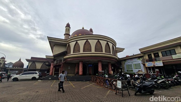 Masjid Baiturrahman atau masjid merah di Sukmajaya, Depok