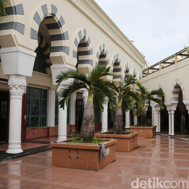 Masjid Bergaya Timur Tengah di Atap Pasar Tanah Abang