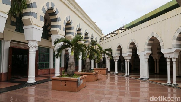 Masjid Bergaya Timur Tengah di Atap Pasar Tanah Abang