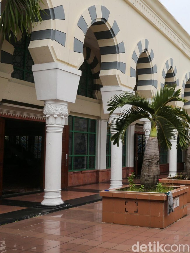 Masjid Bergaya Timur Tengah di Atap Pasar Tanah Abang