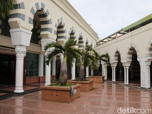 Masjid Bergaya Timur Tengah di Atap Pasar Tanah Abang