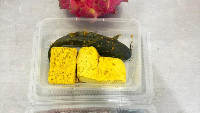 Menu lele mentah MBG SMA Negeri 2 Pamekasan, Madura.