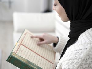 Bacaan Ayat Kursi Lengkap, Manfaat dan Cara Mengamalkannya