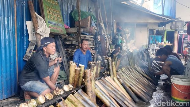 Mengintip pembuatan lemang di rumah produksi milik Iwan.