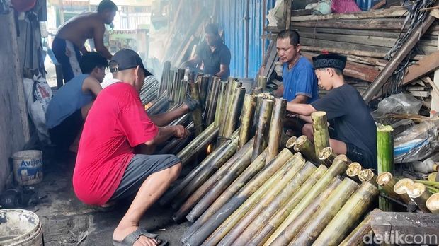 Mengintip pembuatan lemang di rumah produksi milik Iwan.