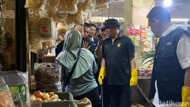 Menteri LH, Mendag, dan Kapolda Metro Jaya pimpin korve membersihkan sampah di Pasar Kramat Jati, Jaktim, Rabu (11/3/2026).