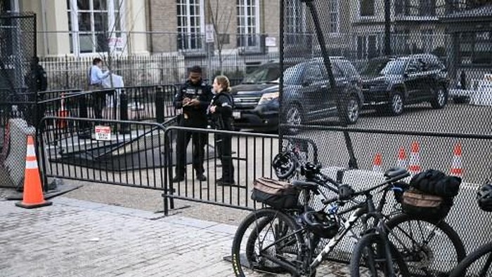 Mobil tabrak barikade gerbang Gedung Putih (AFP/BRENDAN SMIALOWSKI)