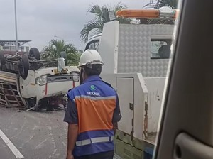 Lagi, Mobil Angkut Tabung Gas Terguling di Tol Makassar gegara Pecah Ban