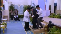 Momen Prabowo Bantu Quraish Shihab Turun dari Panggung Usai Ceramah