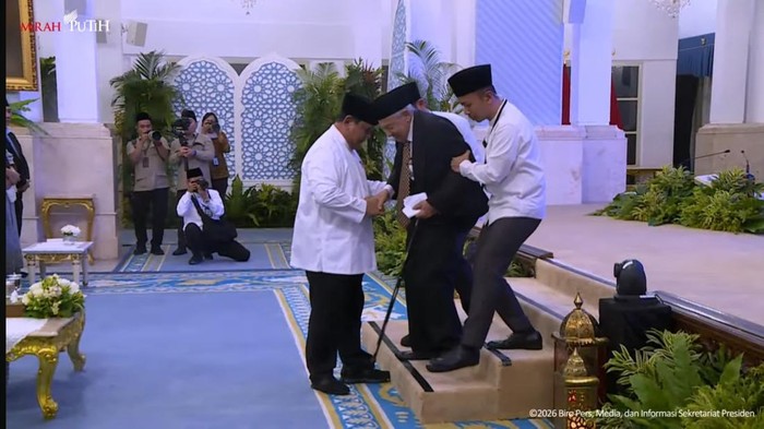 Momen Prabowo Bantu Quraish Shihab Turun dari Panggung: Perhatian yang Diberikan kepada Orang Tua di Era Digital
