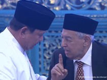 Video: Momen Prabowo Bantu Quraish Shihab Turun Panggung dan Berbincang