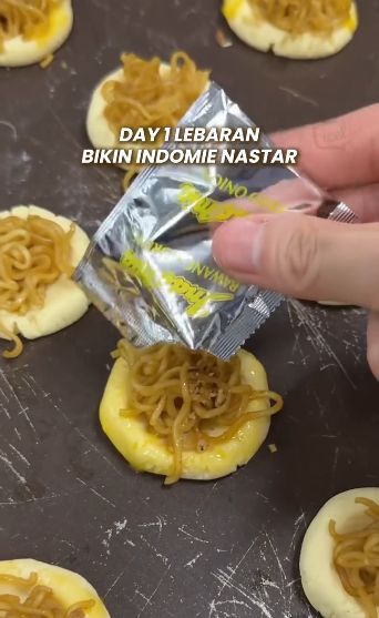 Nastar unik Nastar unik menggunakan topping Indomie goreng atau bentuk bebek.