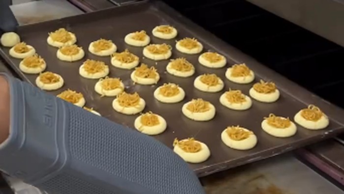 Nastar unik menggunakan topping Indomie goreng atau bentuk bebek.
