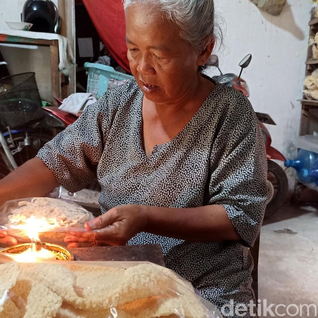 Potret Keikhlasan Nenek Penjual Krupuk di Blitar Tertipu Uang Mainan