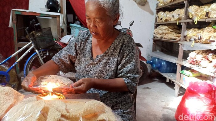 Nenek Semarah, Penjual Kerupuk di Blitar Ditipu Uang Mainan