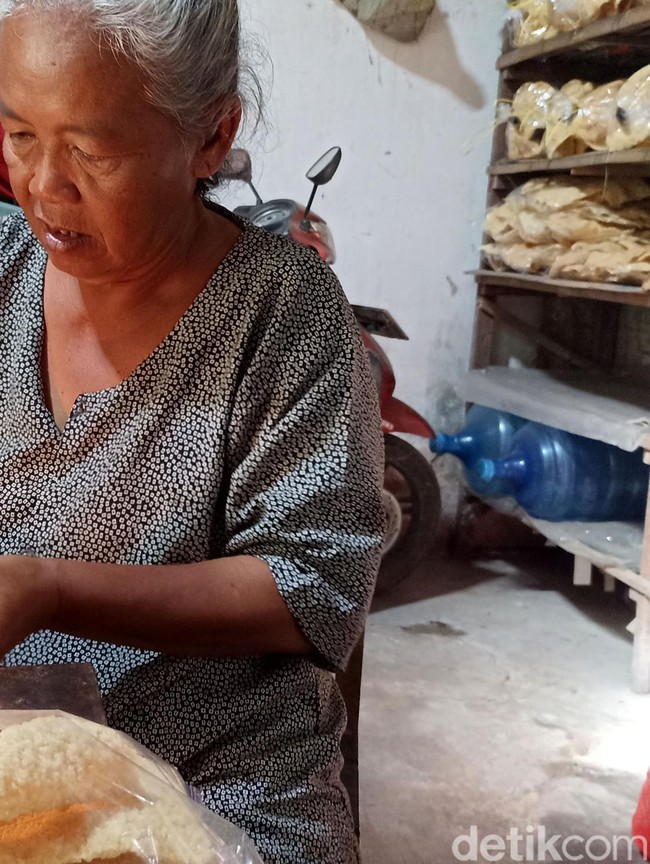 Potret Keikhlasan Nenek Penjual Krupuk di Blitar Tertipu Uang Mainan