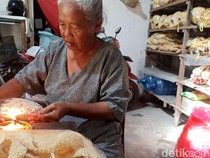 Potret Keikhlasan Nenek Penjual Krupuk di Blitar Tertipu Uang Mainan
