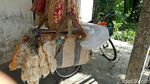 Potret Keikhlasan Nenek Penjual Krupuk di Blitar Tertipu Uang Mainan