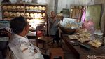 Potret Keikhlasan Nenek Penjual Krupuk di Blitar Tertipu Uang Mainan