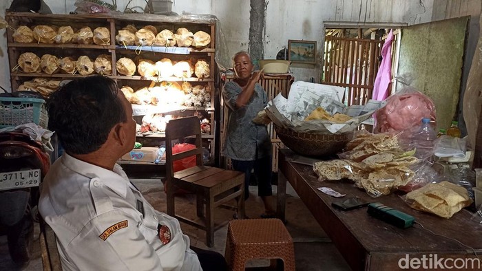 Nenek Semarah, Penjual Kerupuk di Blitar Ditipu Uang Mainan