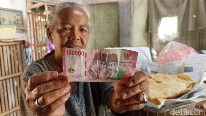 Nenek Semarah, Penjual Kerupuk di Blitar Ditipu Uang Mainan