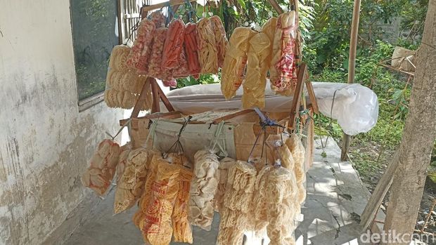 Nenek Semarah, penjual kerupuk keliling di Blitar yang tertipu uang mainan mengaku sudah mengikhlaskan. Banyak warga yang bersimpati kepadanya. Nenek Semarah, penjual kerupuk keliling di Blitar yang tertipu uang mainan mengaku sudah mengikhlaskan. Banyak warga yang bersimpati kepadanya.