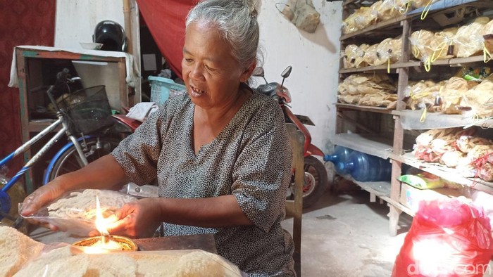 Nenek Semarah, penjual kerupuk keliling di Blitar yang tertipu uang mainan mengaku sudah mengikhlaskan. Banyak warga yang bersimpati kepadanya.