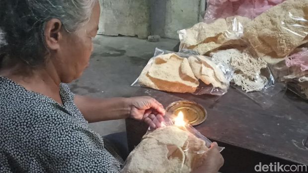 Nenek Semarah, penjual kerupuk keliling di Blitar yang tertipu uang mainan mengaku sudah mengikhlaskan. Banyak warga yang bersimpati kepadanya. Nenek Semarah, penjual kerupuk keliling di Blitar yang tertipu uang mainan mengaku sudah mengikhlaskan. Banyak warga yang bersimpati kepadanya.