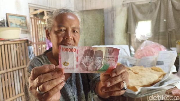 Nenek Semarah, penjual kerupuk keliling di Blitar yang tertipu uang mainan mengaku sudah mengikhlaskan. Banyak warga yang bersimpati kepadanya. Nenek Semarah, penjual kerupuk keliling di Blitar yang tertipu uang mainan mengaku sudah mengikhlaskan. Banyak warga yang bersimpati kepadanya.