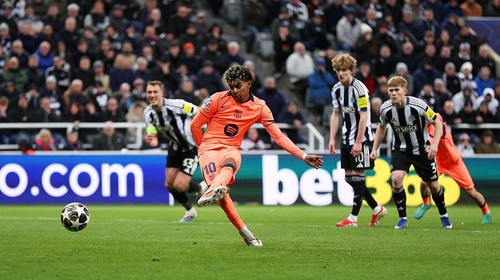 NEWCASTLE UPON TYNE, ENGLAND - MARCH 10: Lamine Yamal of FC Barcelona scores his teams first goal from the penalty spot during the UEFA Champions League 2025/26 Round of 16 First Leg match between Newcastle United FC and FC Barcelona at St James Park on March 10, 2026 in Newcastle upon Tyne, England. (Photo by George Wood/Getty Images)