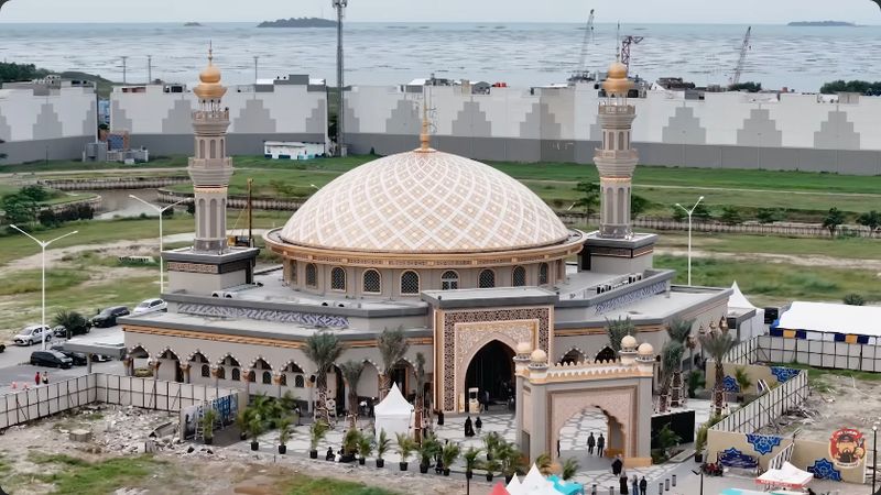 Nex Carlos war takjil di area Masjid pertama di PIK