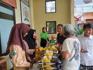 Antusias Warga Surabaya Berburu Sembako di Pasar Murah Pemkot