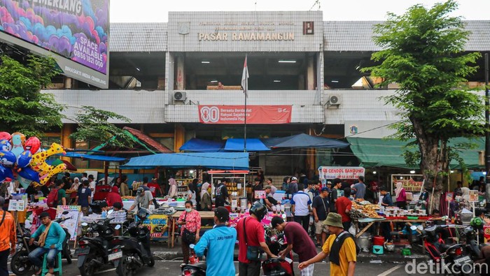 Sejumlah warga berburu hidangan berbuka puasa (takjil) di Pasar Rawamangun, Jalan Pinang Raya Rawamangun, Pulo Gadung, Jakarta Timur. Menjelang waktu berbuka, kawasan ini dipadati warga yang datang untuk mencari aneka makanan dan minuman khas Ramadan.