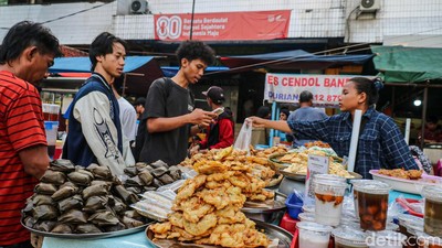 Pasar Rawamangun Jadi Destinasi Favorit Warga Berburu Takjil