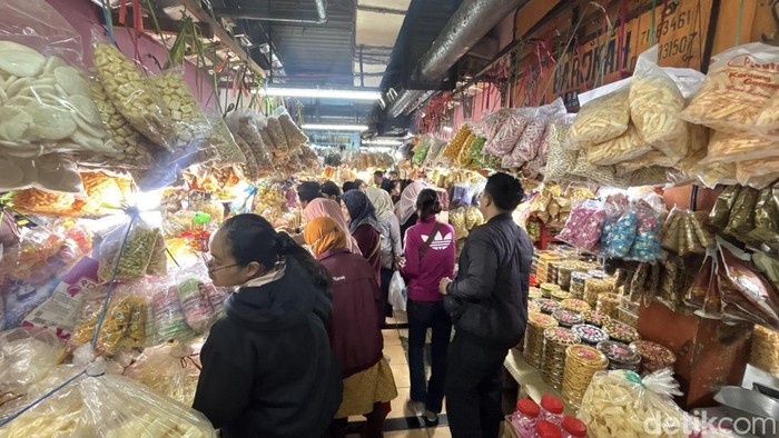 Pasar Wonokromo disesaki pembeli yang berburu kue kering jelang Lebaran