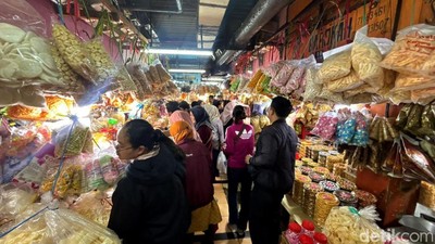 Antuasias Warga Berburu Kue Kering Lebaran di Pasar Wonokromo