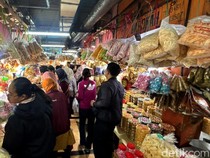 Antuasias Warga Berburu Kue Kering Lebaran di Pasar Wonokromo